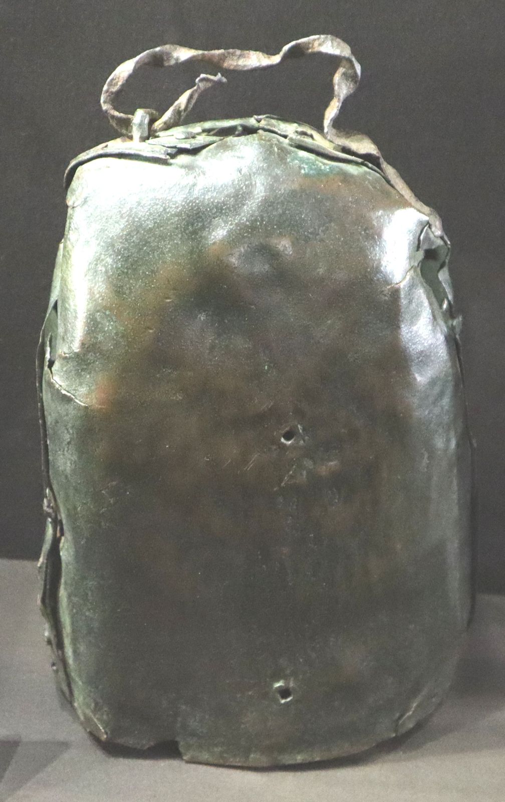 die meistverehrte (Berührungs-) Reliquie: „Ronans Glocke”, Glocke nach keltischem Muster, 6./8. Jahrhundert, in der Kirche in Locronan