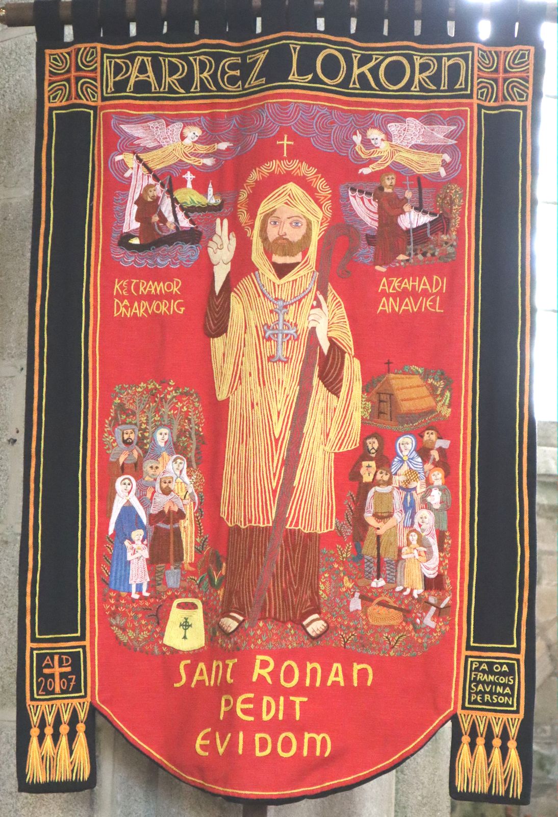 Wallfahrts banner in der Kirche in Locronan