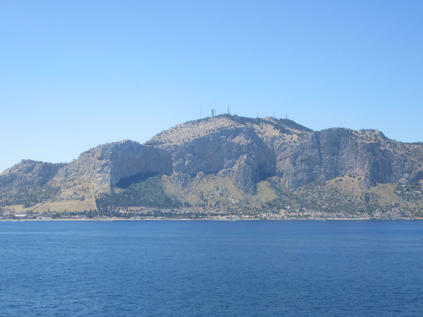 Monte Pellegrino bei Palermo vom Meer aus gesehen. Rosalias Grotte liegt rechts von den Antennen.