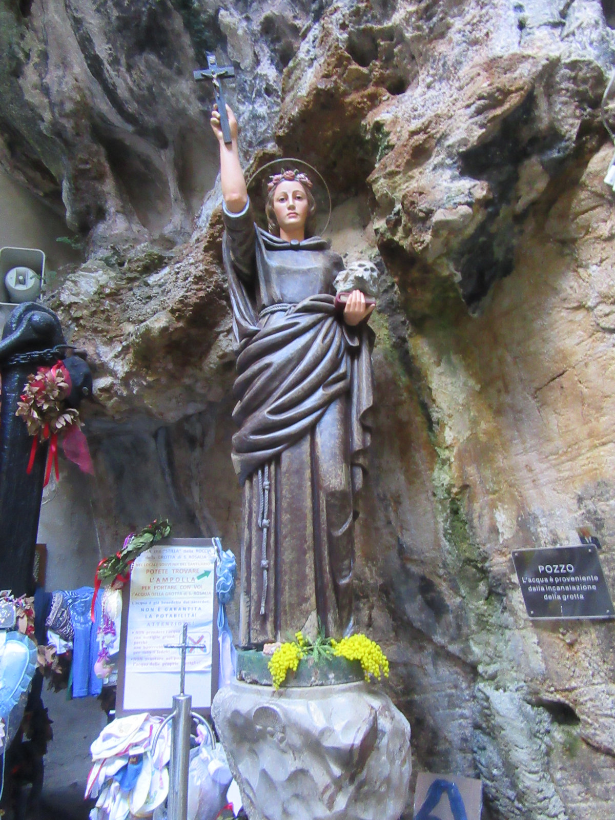 Statue am Eingang zu Rosalias Höhle im Santuario Sta Rosalia