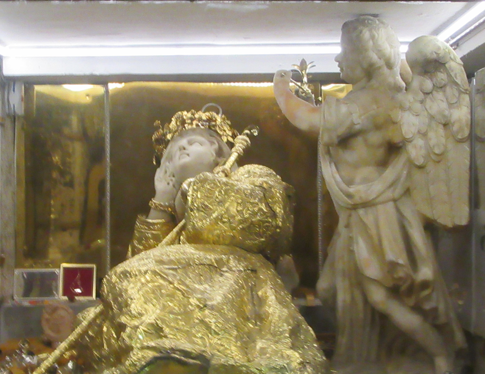 Gregorio Tedeschi: Rosalias Liegefigur, 1625, mit Goldenem Mantel als Geschenk von König Karl III. von Bourbon, 1748, in ihrem Altar im Santuario Sta Rosalia