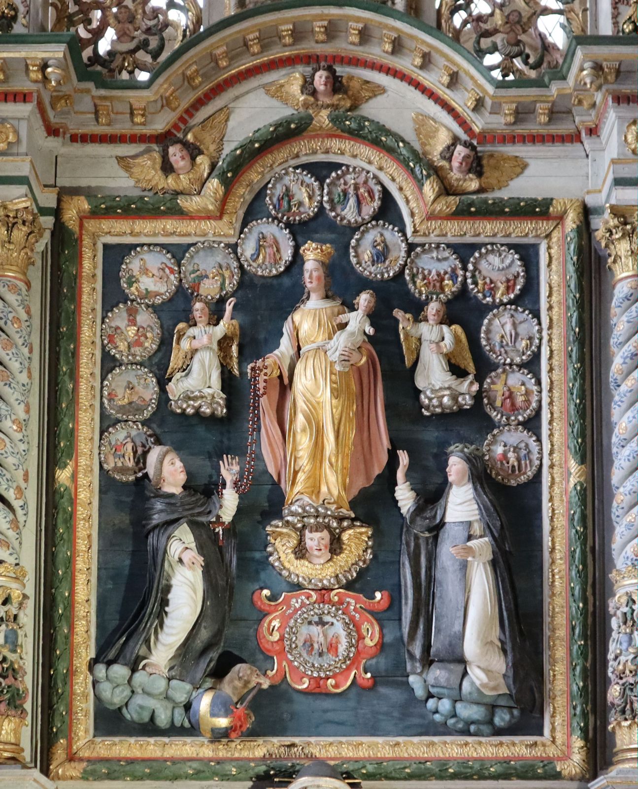 Maurice Leroux: Dominikus (links) und Katharina von Siena (rechts) bekommen von Maria den Rosenkranz überreicht, 1688, in der Kirche in Locronan