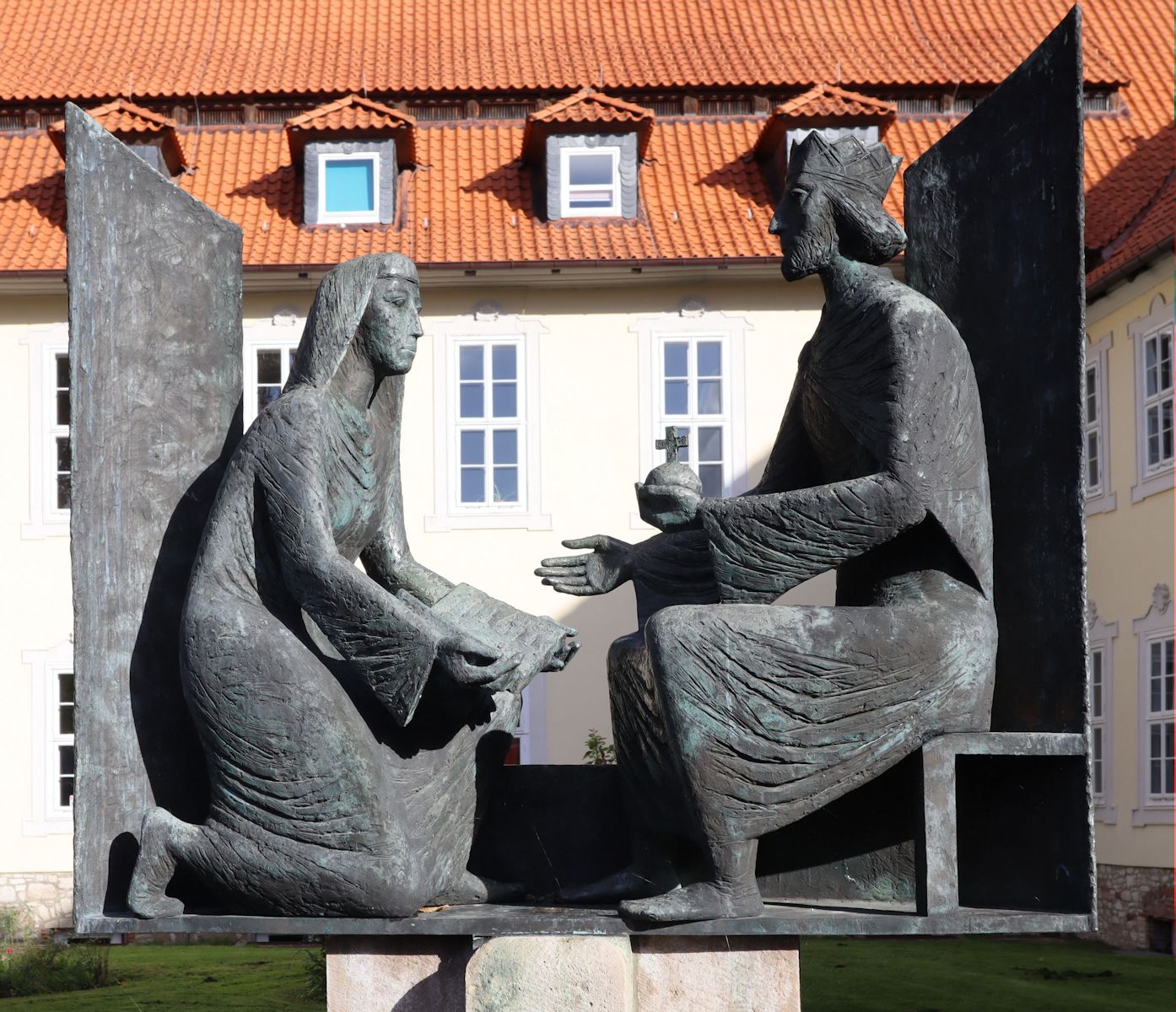 Brunnenfigur: Hrotsvitha überreicht Kaiser Otto ihre Schriften, 1978, an der Stiftskirche in Bad Gandersheim