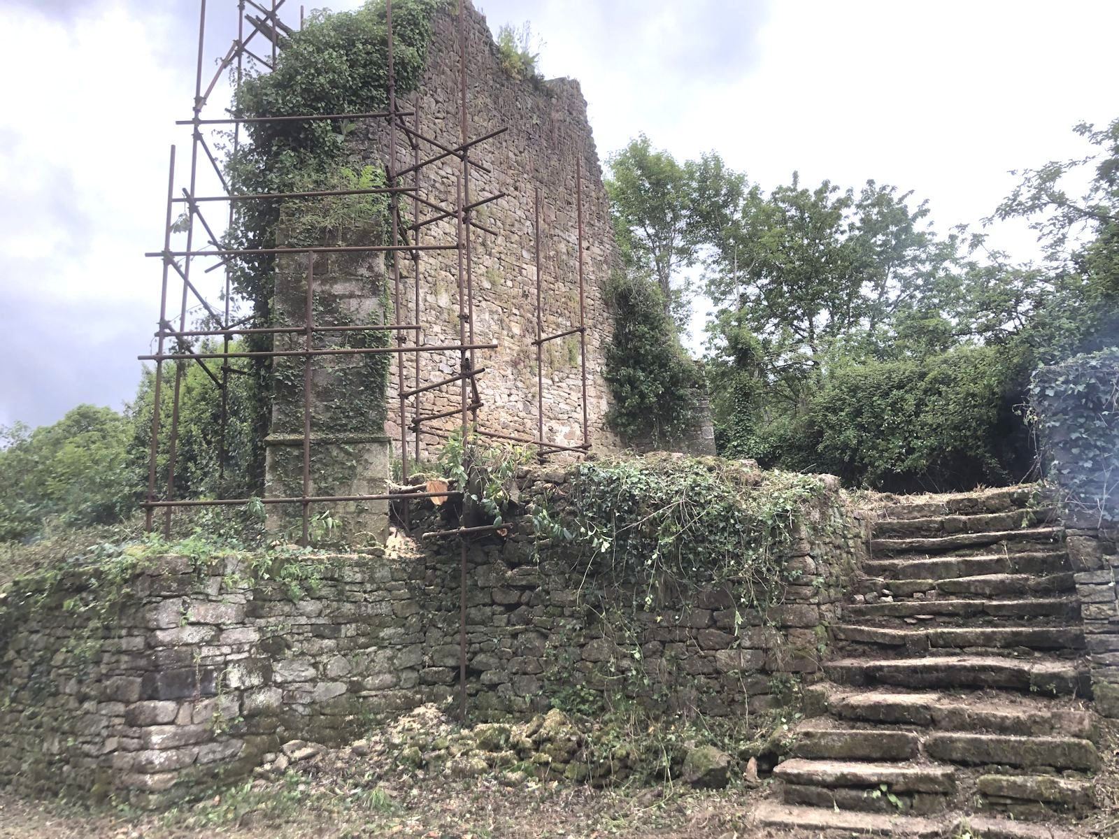 Reste der Kirche des ehemaligen Klosters Notre-Dame de Lanvaux