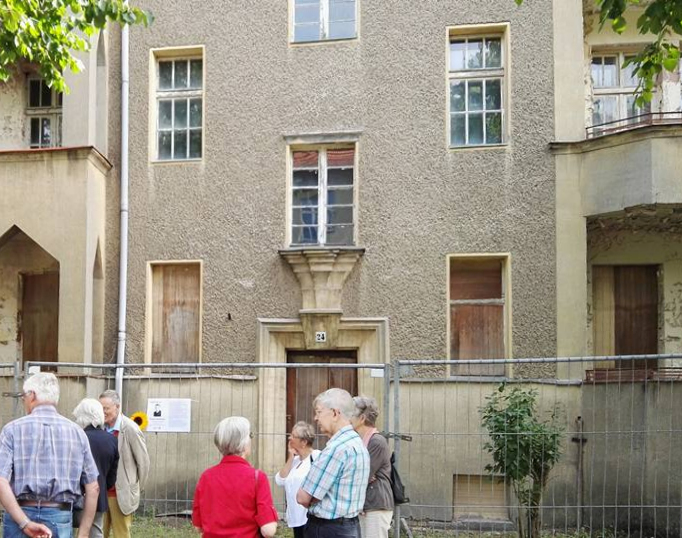 Wohnhaus von Rudolf Mandrella in Berlin-Karlshorst mit Hinweisblatt aus Papier