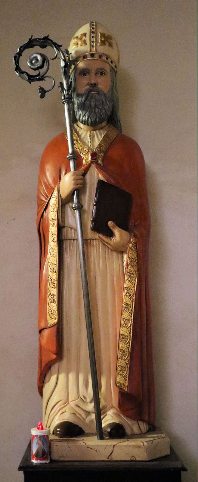 Rufinus als Bischof der Marser, Statue in der ihm und Caesidius geweihten Kirche in Trasacco