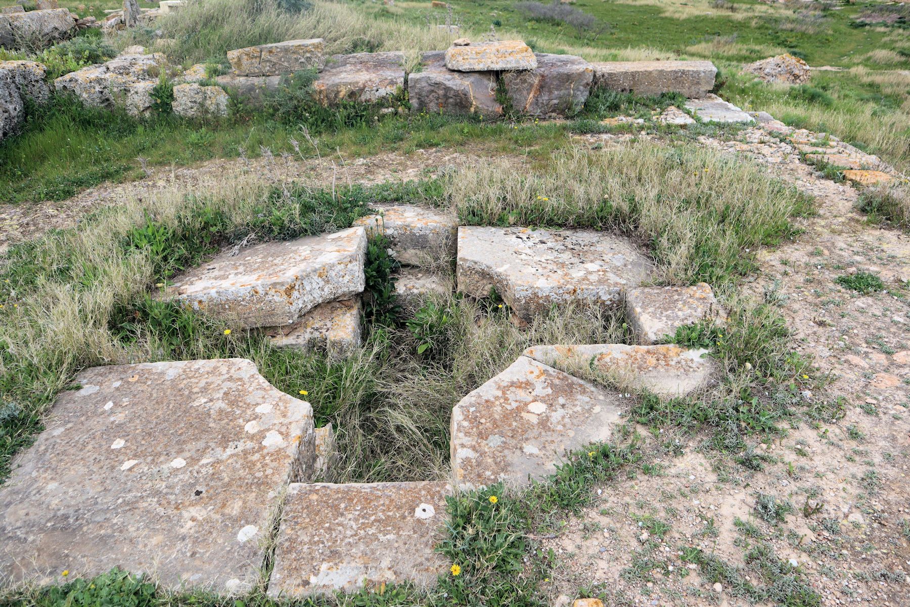 Taufbecken in den Resten der christlichen Basilika in den Ruinen von Thuburbo Majus