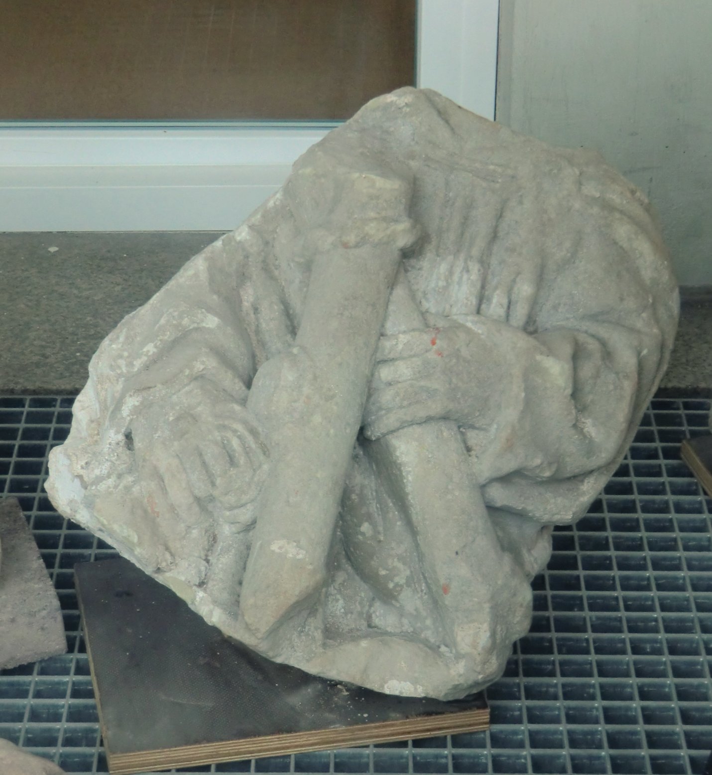 Torso einer Statue von Andreas aus dem ehemaligen Kloster in St. Georgen