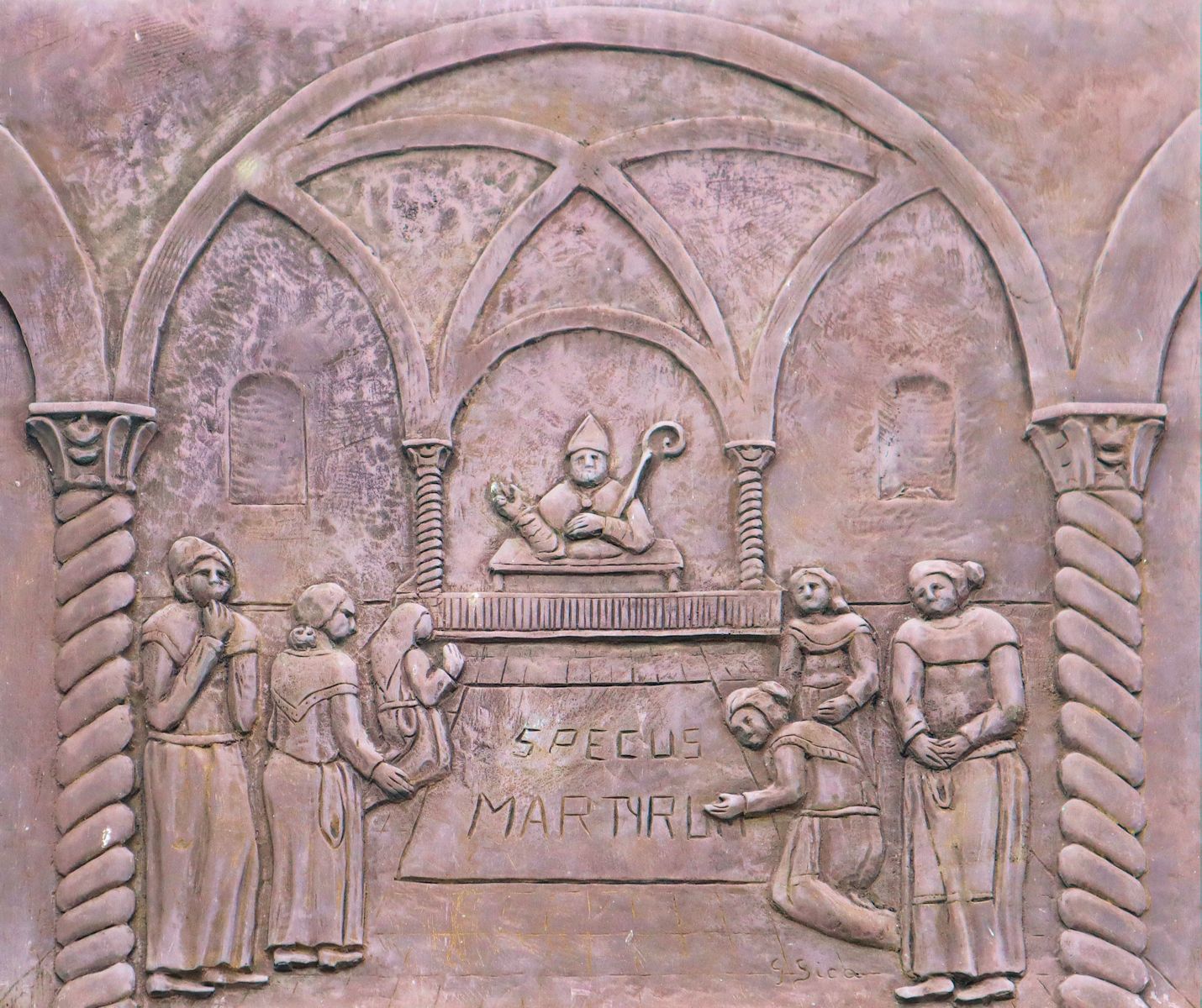 Giovanni Sica: Sabinus im „Specus Martyrum”, der Katakombe von Abellinum, heute die Krypta der Pfarrkirche in Atripalda, Bronzerelief, am Portal der Kathedrale in Avellino