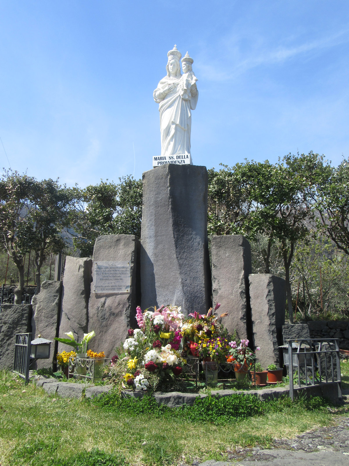 Eine Marienstatue wurde 1993 oberhalb von Zafferana Etnea errichtet als Dank für die Rettung des Ortes vor Lava und Feuer; damals rollte die Lava auf den Ort zu, die Versuche, sie umzuleiten durch Mauern und Sprengungen, scheiterten, aber direkt am Ortsrand stoppte die Flut. Etwa hier muss auch das Jakobus geweihte Kloster gestanden haben