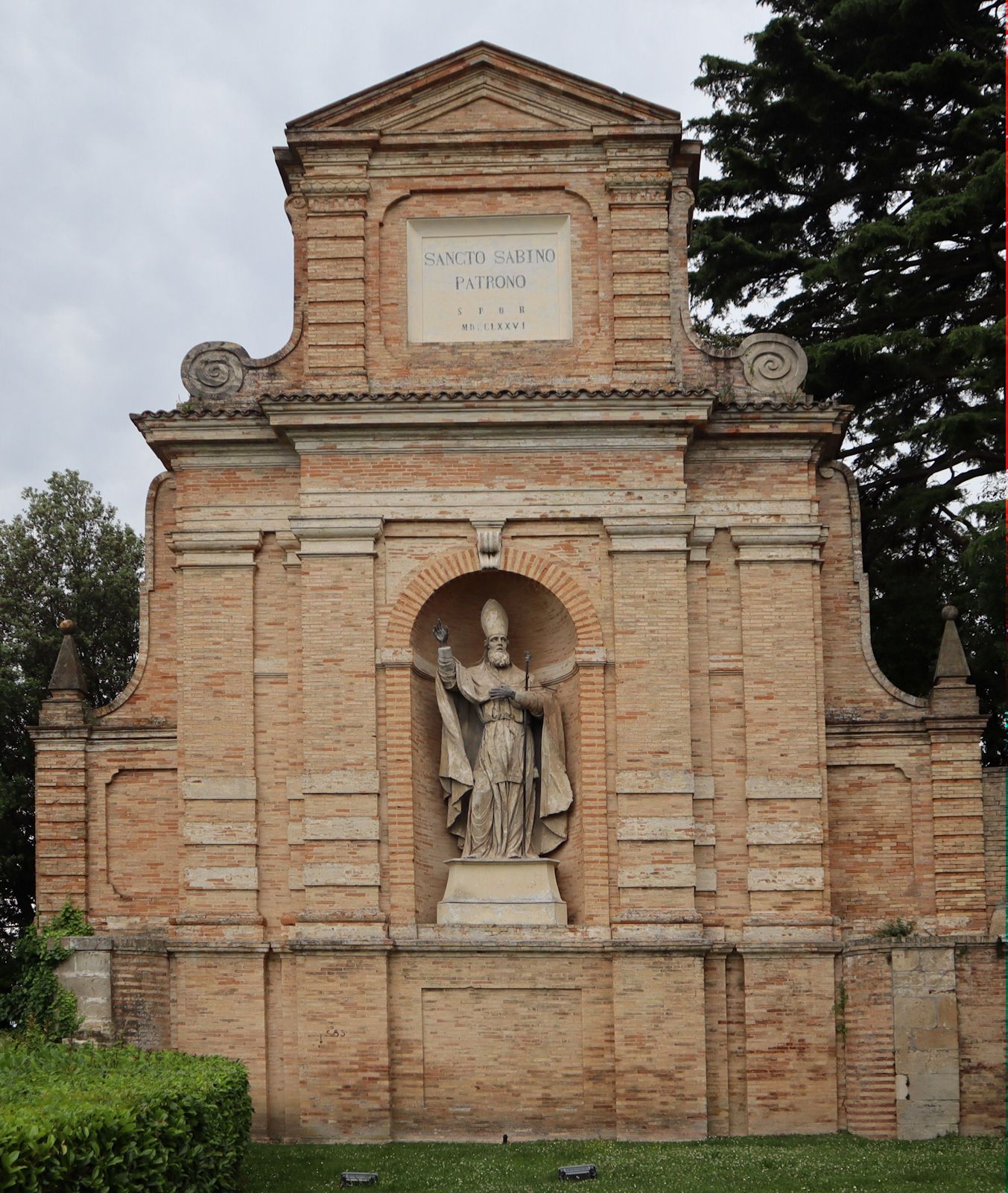 Denkmal nahe der Kathedrale in Fermo