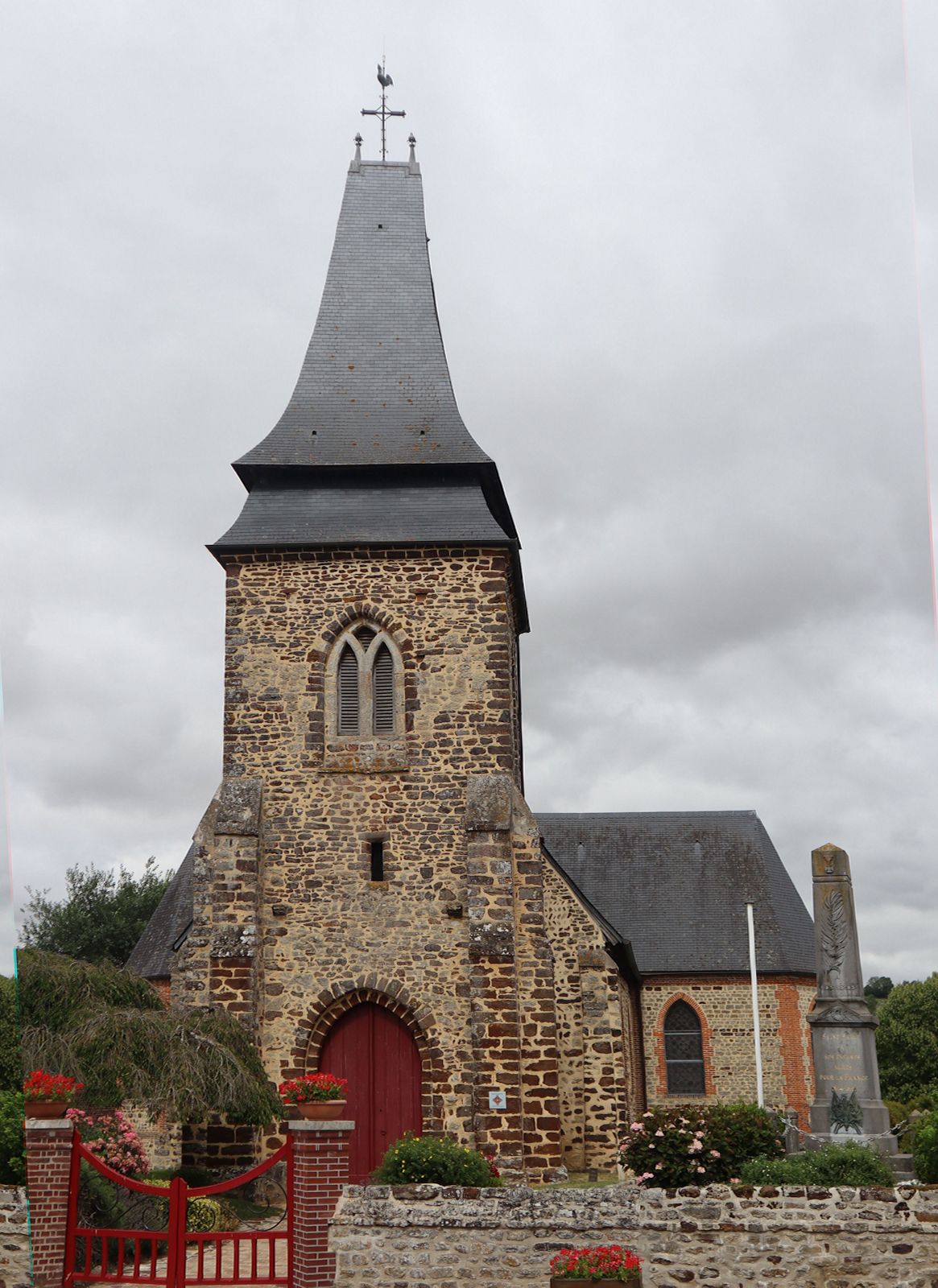 Pfarrkirche< im Dorf Saint-Saire
