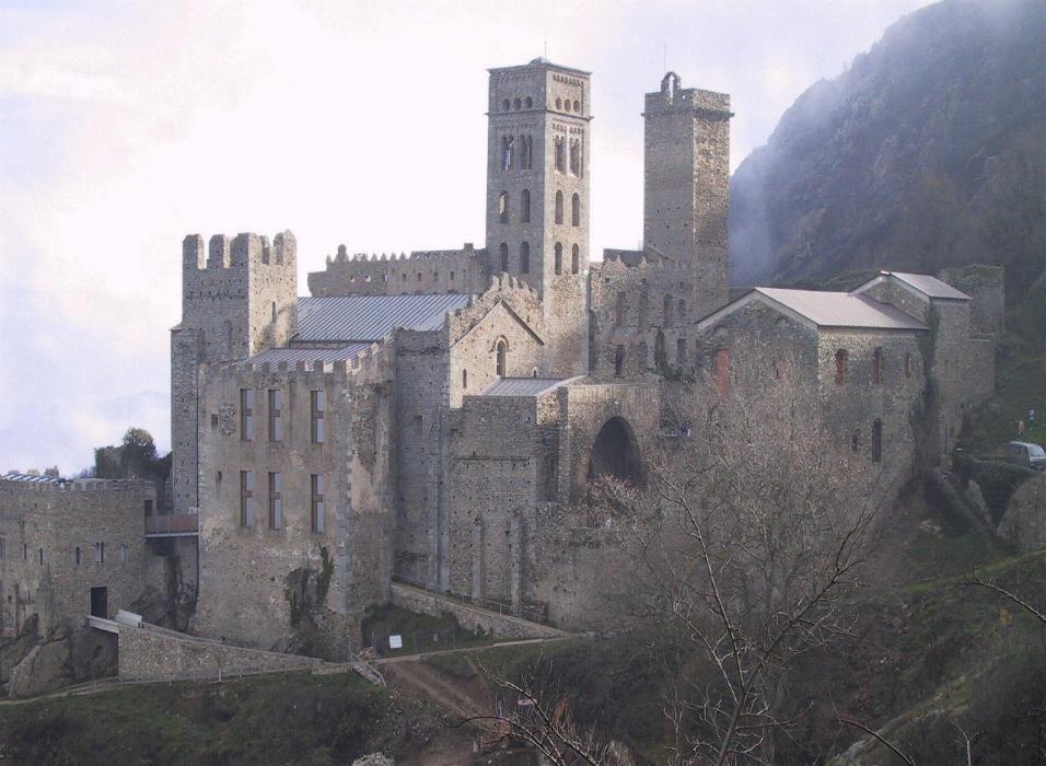Kloster Sant Pere de Rodes in den katalonischen Pyrenäen. Hierher ließ der Überlieferung nach Bonifatius IV. die wichtigsten Reliquien von Rom - darunter den Kopf und den rechten Arm von Petrus - bringen, um sie versteckt zu halten