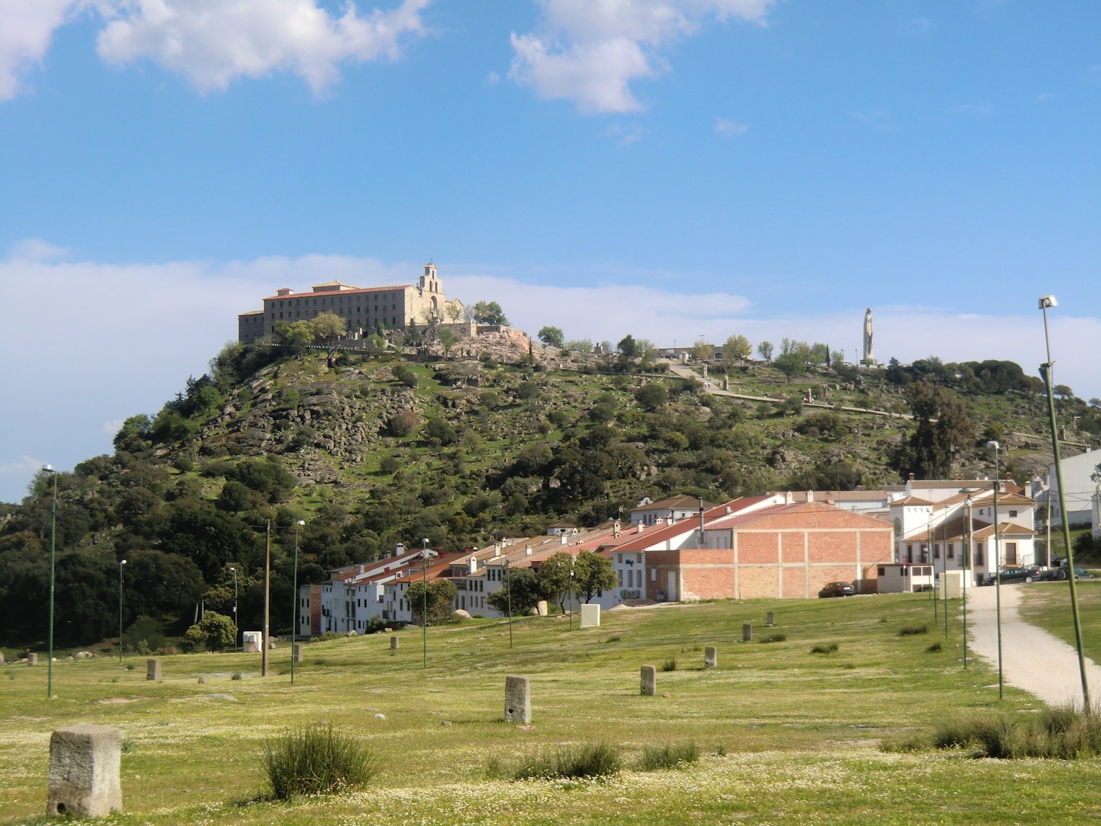 Das Santuario Virgen de la Cabeza auf dem in weiter Umgebung höchsten Gipfel „Cerro de la Cabeza”