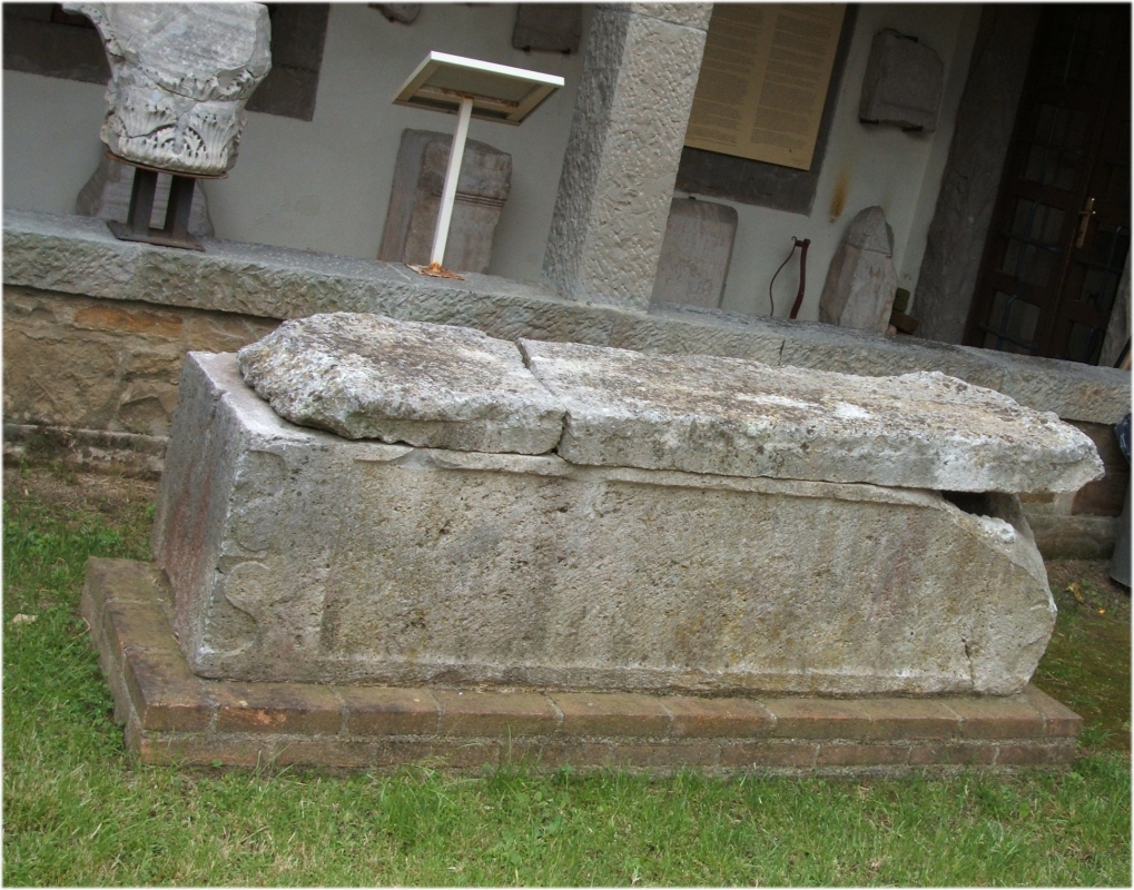 Sarkophag aus dem 2. Jahrhundert, in dem Bischof Marcianus von Grado im 4. Jahrhundert bestattet wurde, heute im Lapidarium der Euphemia-Basilika in Grado