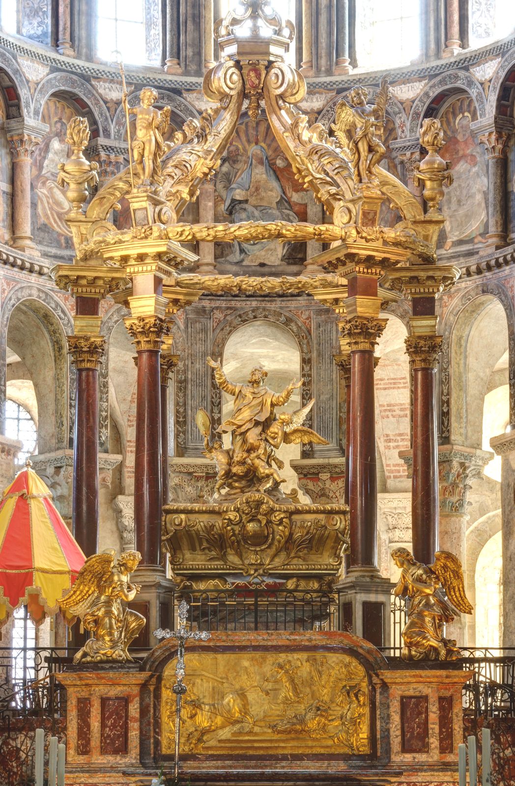 Saturninus' Sarkophag am Hochaltar der Basilika Saint-Sernin in Toulouse