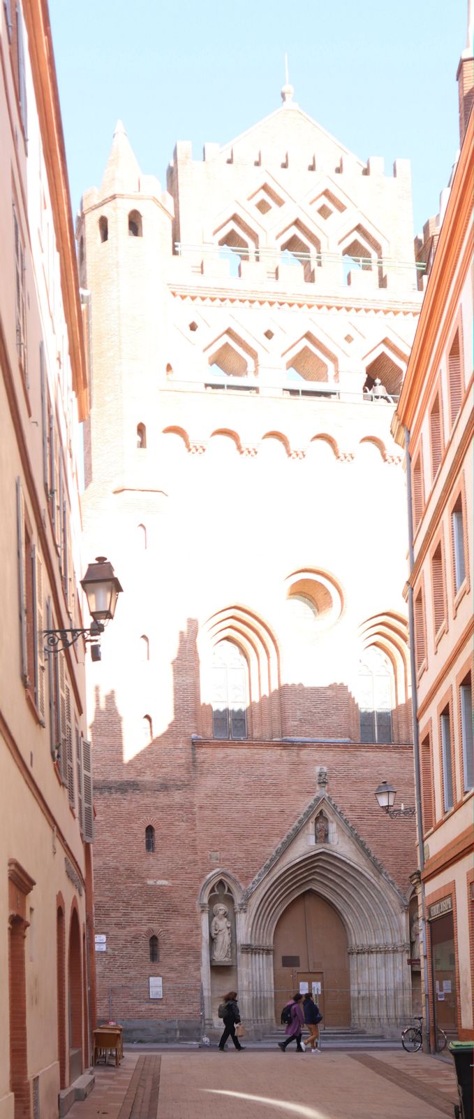 Statue an der Kirche San Cernin in Pamplona