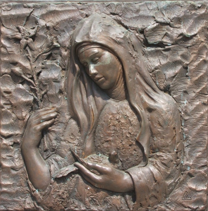 moderner Bronzeguss: Scholastika mit Taube und Lilienzweig, am Eingang zum Kloster Montecassino