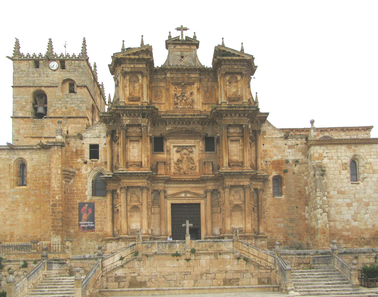 Pfarrkirche</a> in Gumiel de Izán. Im Innern ist der Taufstein und eine Gedenktafel, die daran erinnert, dass der Märtyrer Sebastian Calvo Martínez hier getauft wurde.