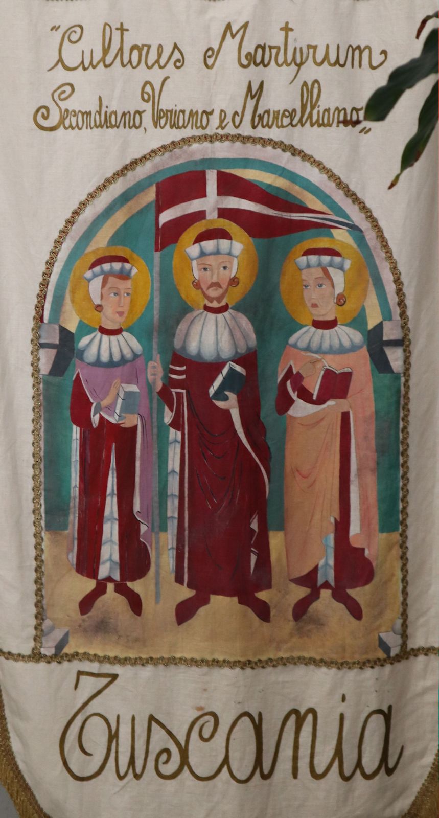 Prozessionsbanner in der Konkathedrale in Tuscania