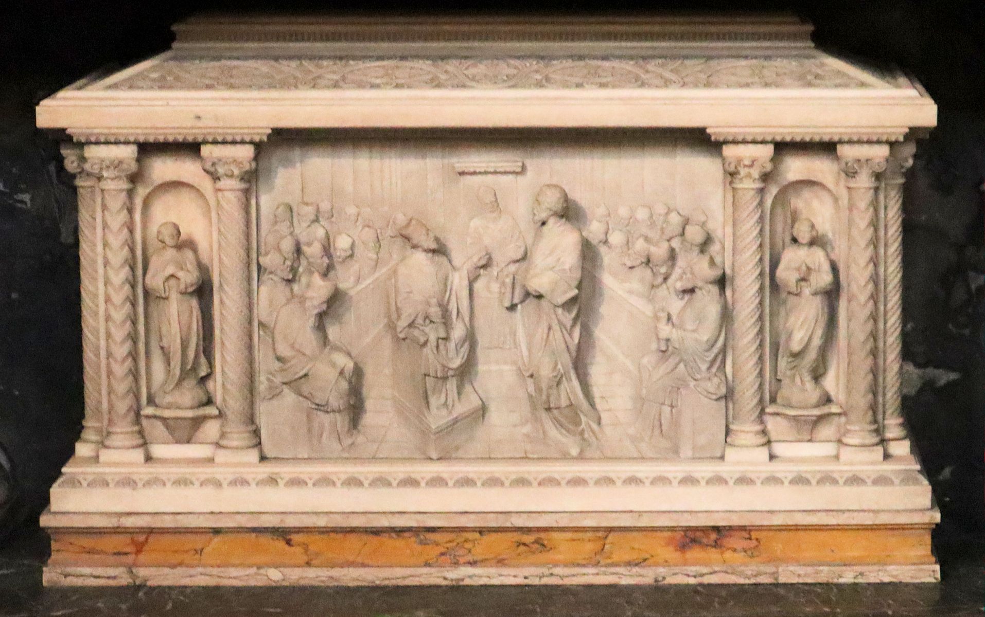 Senators Sarkophag in der Kirche Sant'Eufemia in Mailand