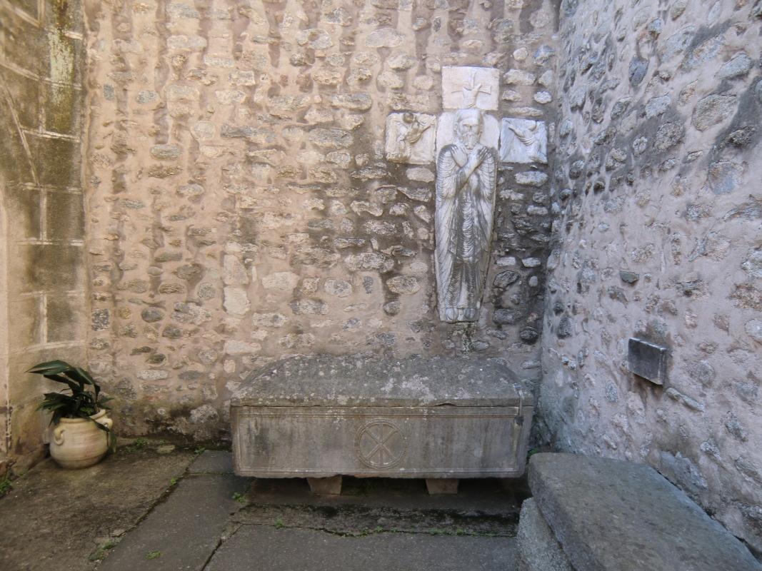 römischer Sarkophag aus dem 4. Jahrhundert, in den die Gebeine von Abdo und Sennis gelegt wurden; vor der Kirche in Arles-sur-Tech; darüber das Grabmahl eines örtlichen Lehensherr, Anfang des 13. Jahrhunderts
