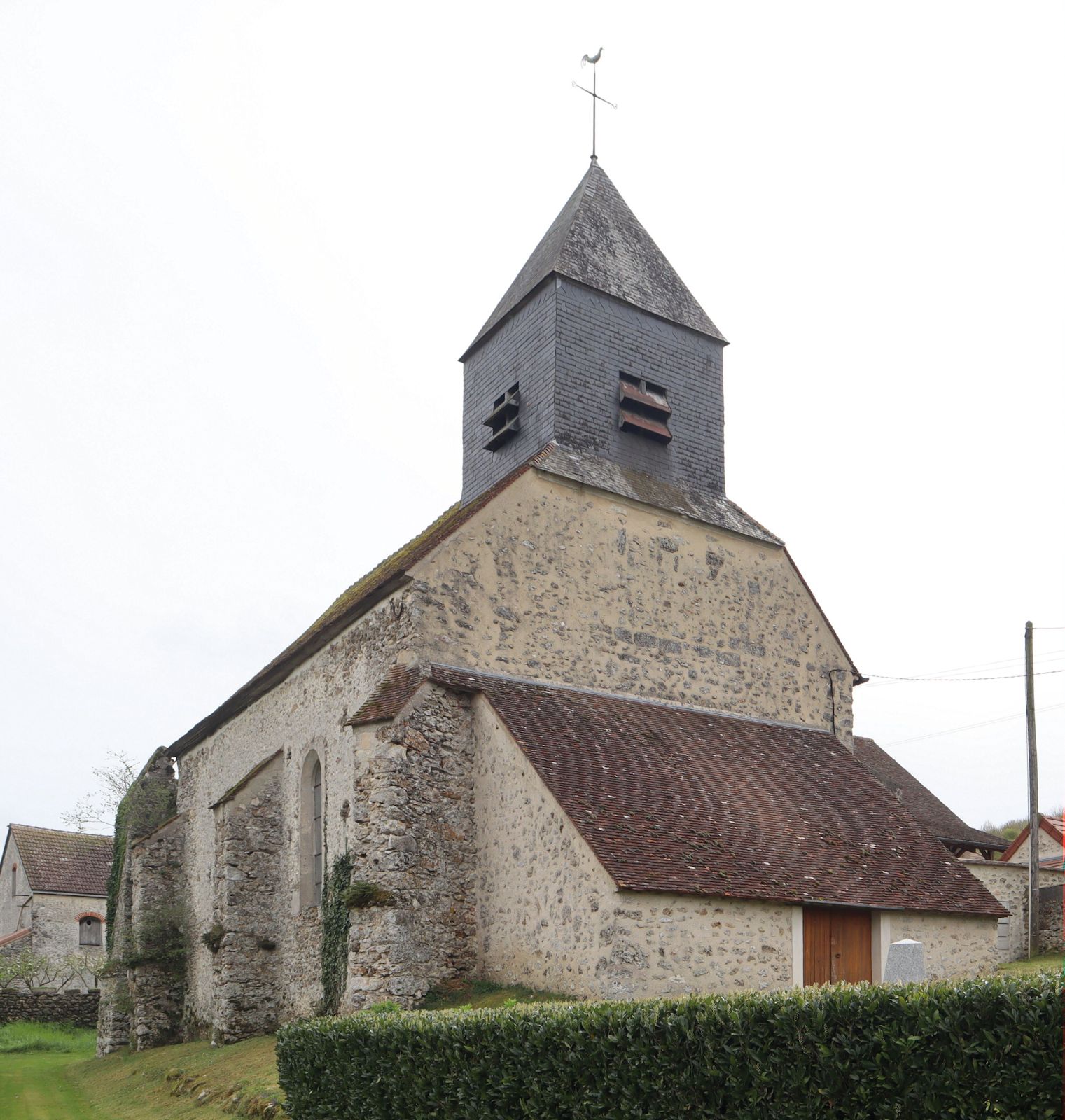 Kirche im kleinen Dorf La Celle-sous-Montmirail