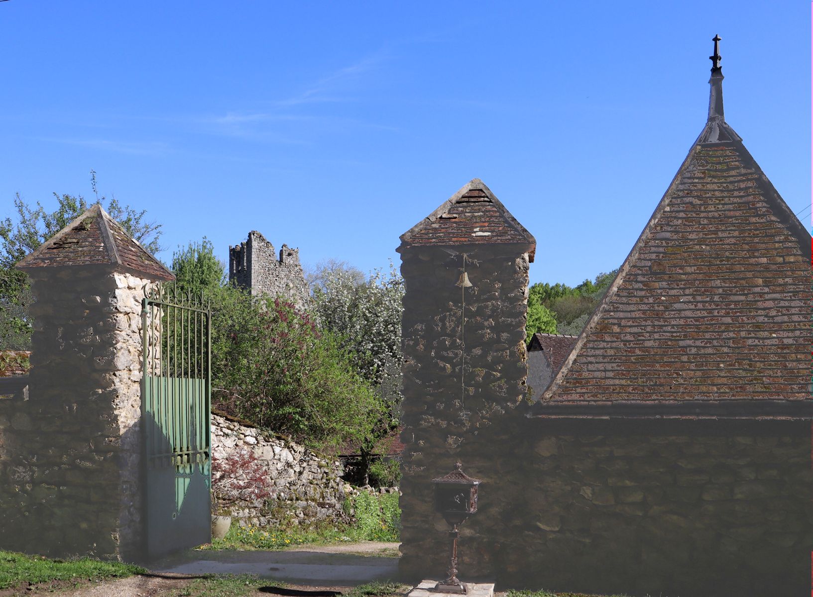 eheamaliges Kloster in Nesle-la-Reposte mit der Ruine des Kirchturms