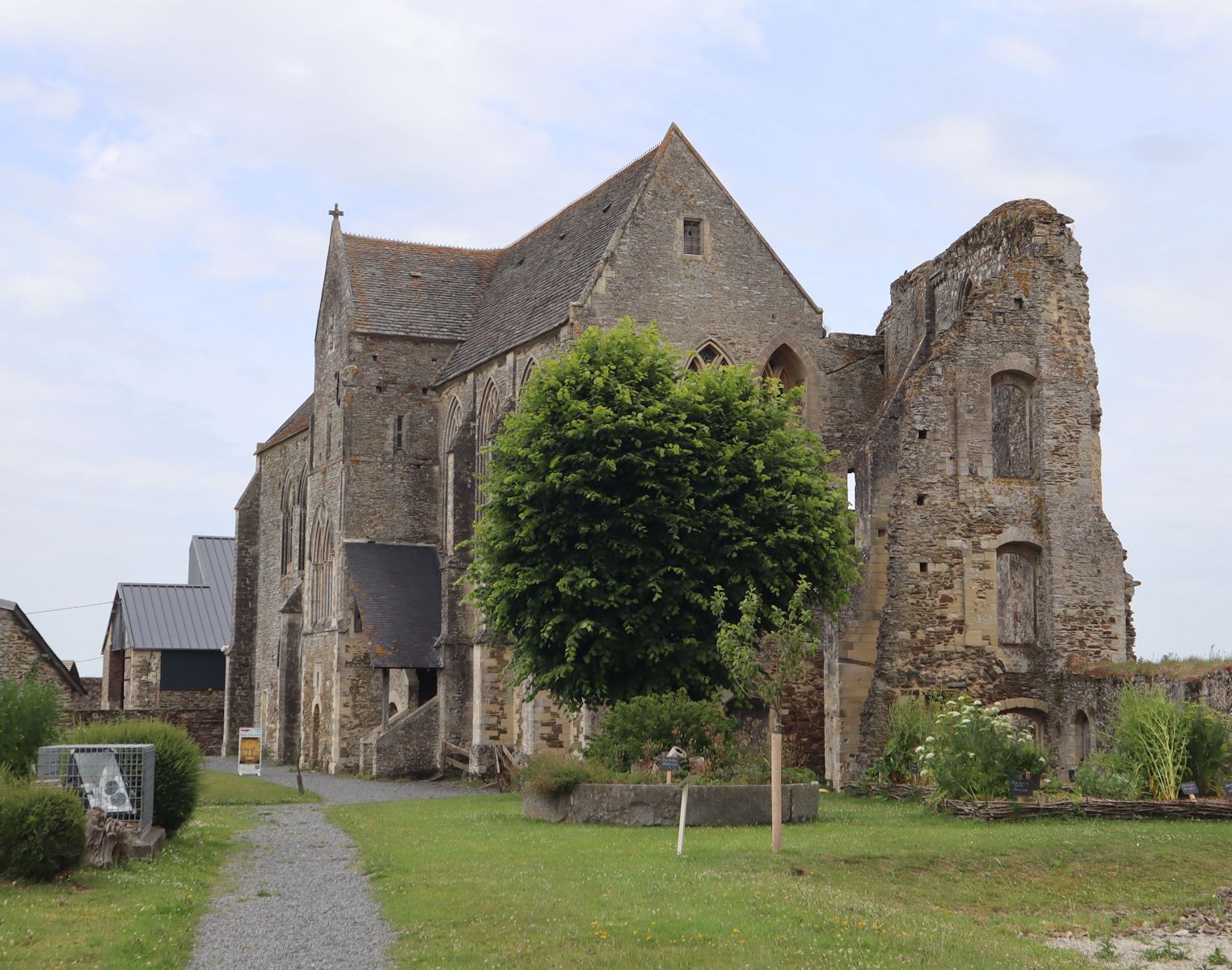 erhaltenes Torhaus mit der Gerbold von Bayeux geweihten Kapelle des Klosters Saint-Vigo in Cerisy-la-Forêt