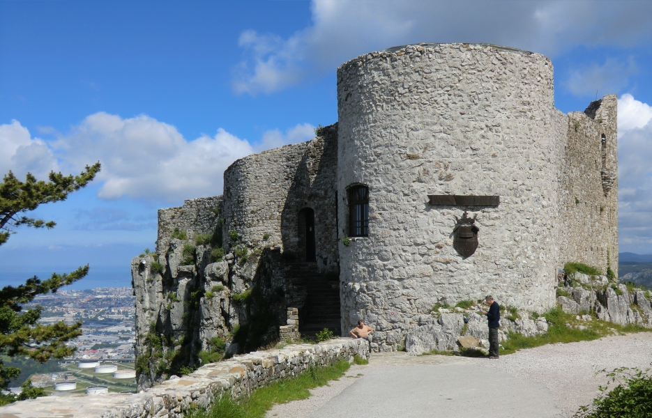 Castello di San Servolo in Socerb, unten die Stadt Triest