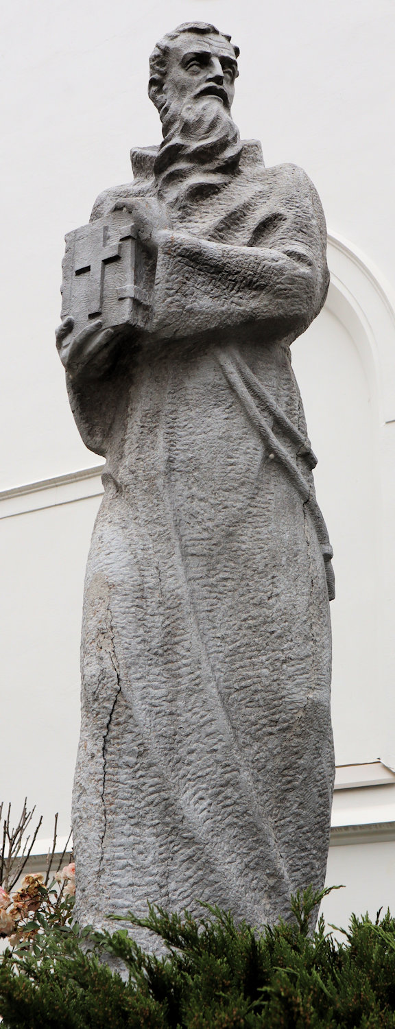 Statue vor der St.-Laurenz-Basilika in Lorch