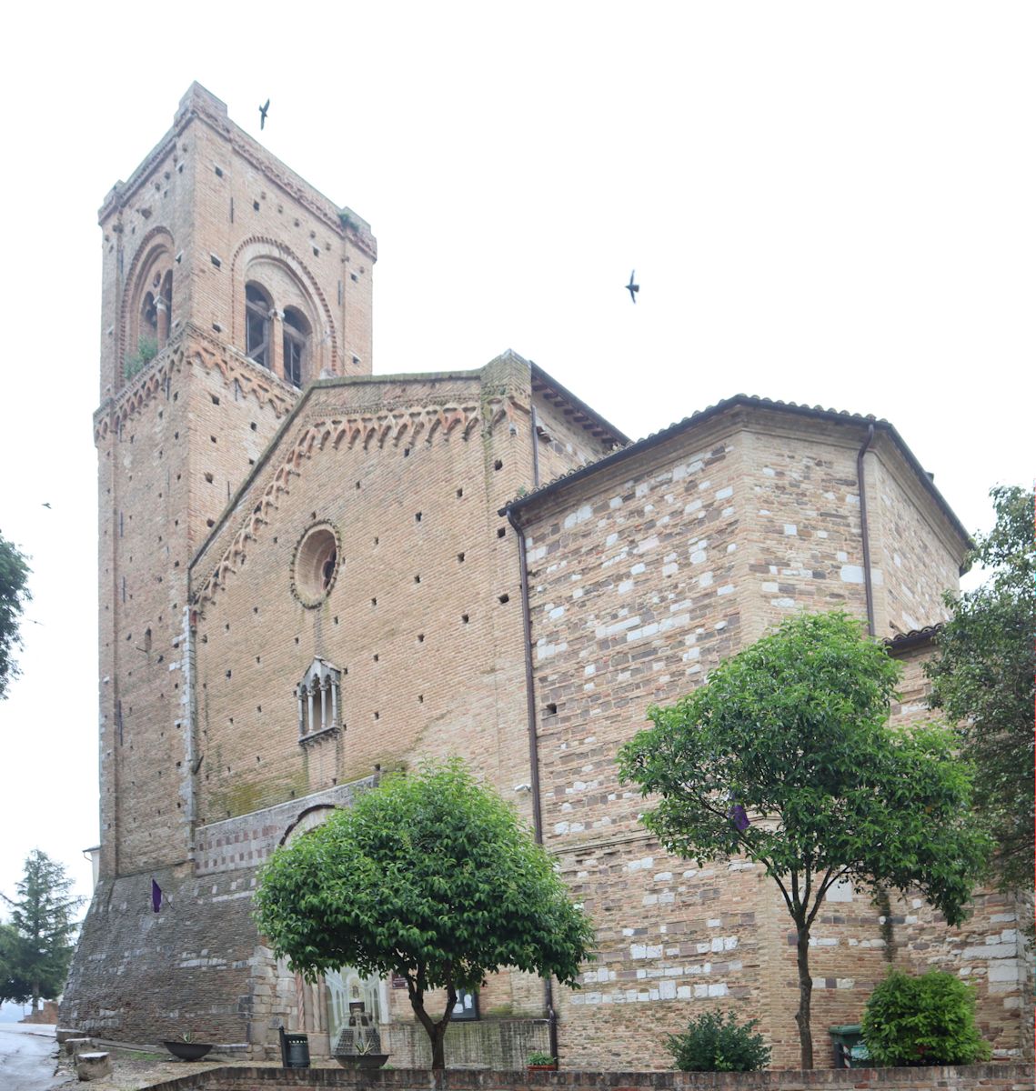 die Severinus geweihte alte Kathedrale in San Severino Marche