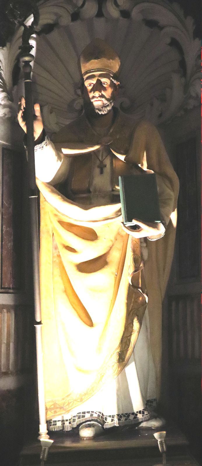 Statue in der Kirche San Giorgio Maggiore in Neapel
