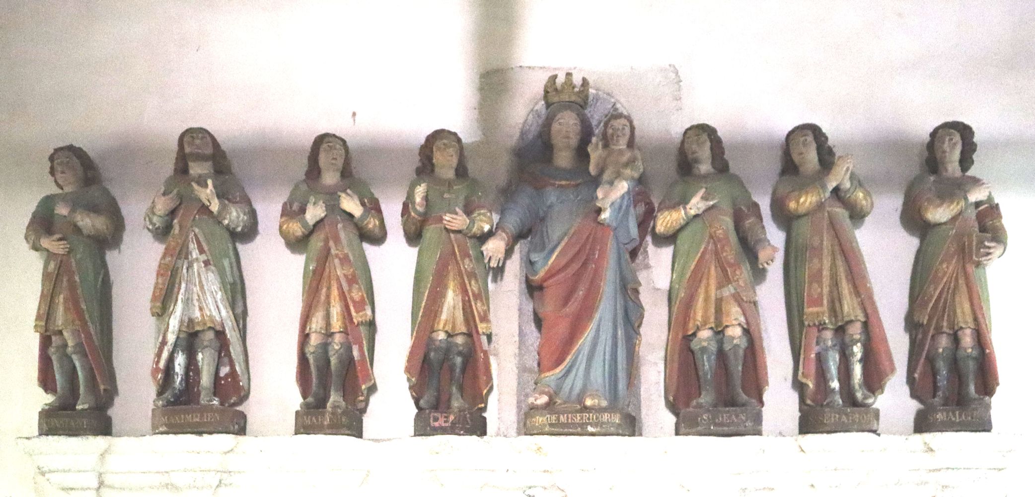 Statuen der Sieben Schläfer mit Maria, in der ihnen geweihten Kapelle in Les Sept Saints
