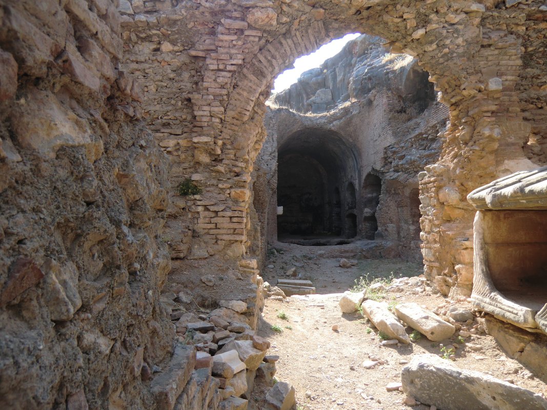 Eingang zur Basilika der Sieben Schläfer vor der Höhle mit einem aufgebrochenen Sarg