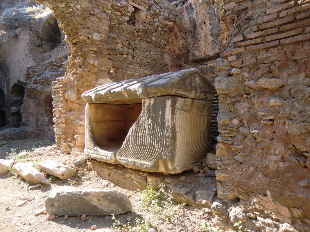 Eingang zur Basilika der Sieben Schläfer mit einem aufgebrochenen Sarg in Ephesus - dem heutigen Selçuk