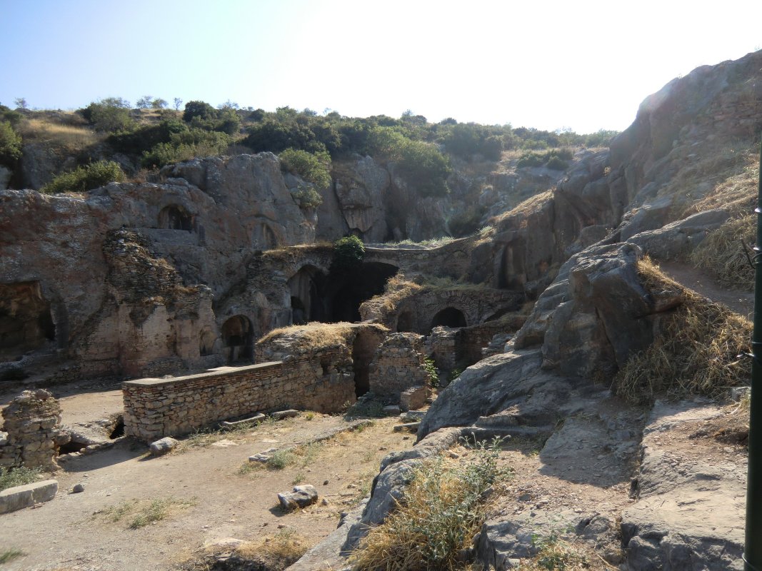 Ruinen der Basilika der Sieben Schläfer vor der Höhle in Ephesus - dem heutigen Selçuk