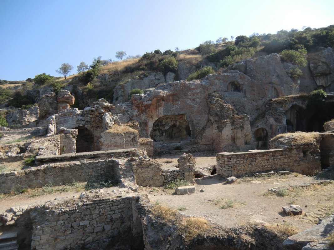 Eingang zur Basilika der Sieben Schläfer mit einem aufgebrochenen Sarg in Ephesus - dem heutigen Selçuk