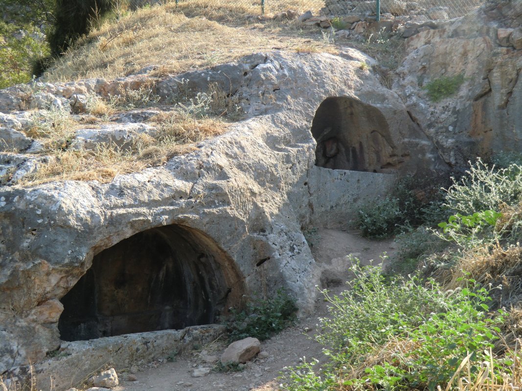 Eingang zur Basilika der Sieben Schläfer mit einem aufgebrochenen Sarg in Ephesus - dem heutigen Selçuk