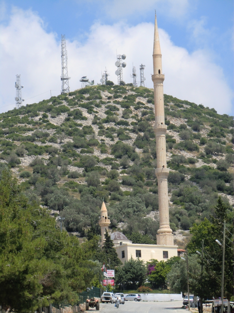 Neben dem Eingang zur Höhle in Dedeler wurde 1872 die „Eshab-i-Kehf”-Moschee mit einem kleineren und einem sehr hohen Minarett erbaut