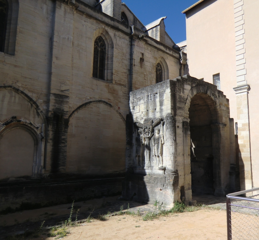 römischer Torbogen mit dem Relief zweier Gefangener, um 16 v. Chr., an der Kathedrale St-Siffrein in Carpentras