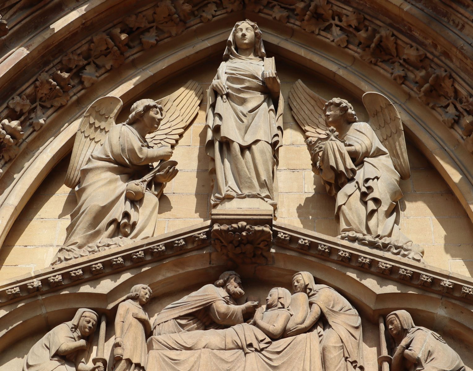 Auguste Dujardin: Siglind als Äbtissin und Siglinds Tod (unten), Tympanon, 1898, am Hauptportal der Kirche Ste-Ségolène in Metz