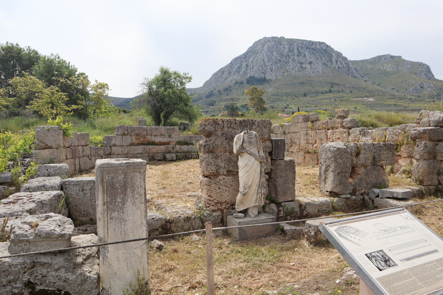 Bouleuterion, Rathaus, gebaut um 30, in den Ausgrabungen von Korinth mit Blick auf die Festung Akro-Korinth
