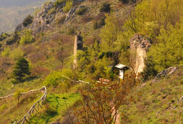 Reste der Einsiedelei Santa Maria di Grottafucile bei Serra San Quirico