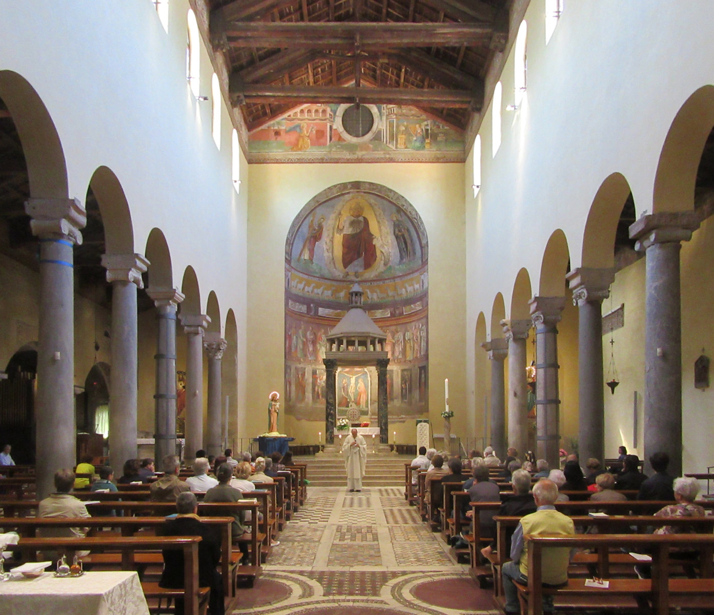 Kirche San Saba während einer Messe