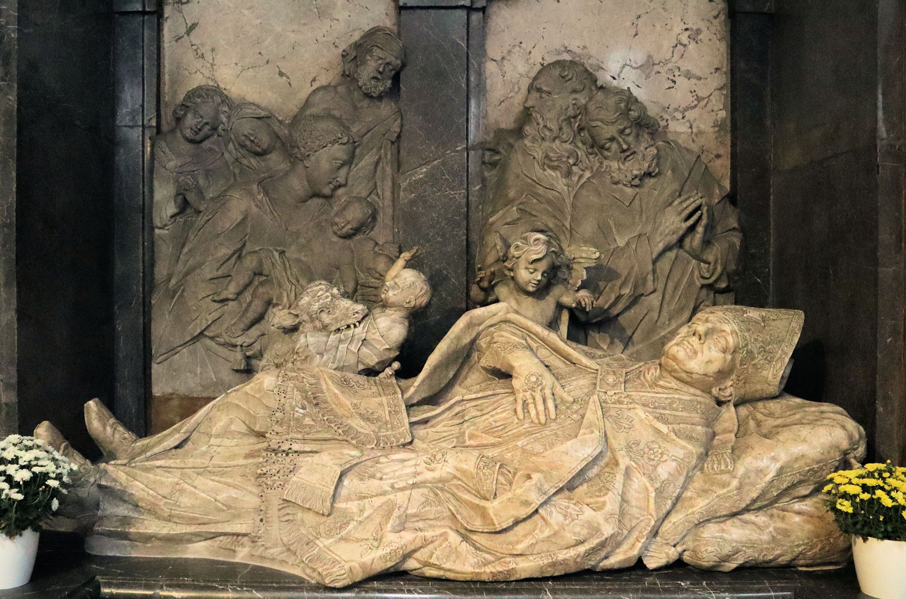 Liegefigur auf dem Simpert-Schrein und Relief des Wolfswunders, 1714, in der Basilika St. Ulrich und Afra in Augsburg