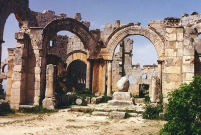 Ruine der Klosterkirche aus vier Basiliken mit Resten der Säule