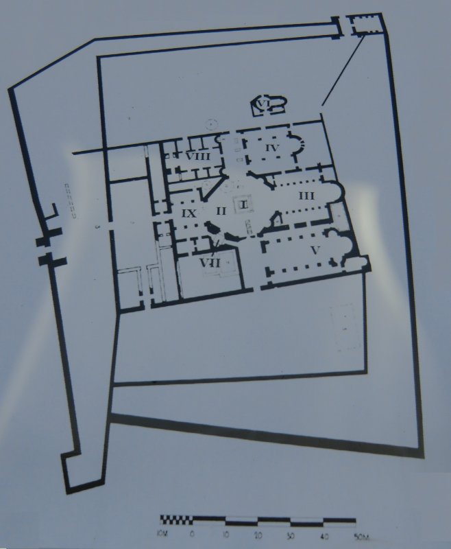 Plan des Klosters auf dem Berg der Wunder: im Zentrum Simeons Säule (I), links davon der Brunnen mit dem heilenden Wasser (II) und das Baptisterium (IX), rechts die drei Kirchen (III - V), von denen eine (IV) Simeons Mutter == Martha geweiht ist