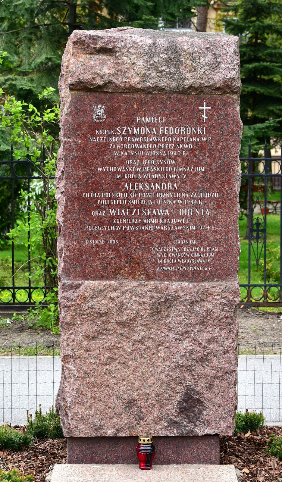 Gedenkstein an Szymon Fedorońko und seine Söhne nahe der Metropolitankathedrale der Heiligen Maria Magdalena in Warschau