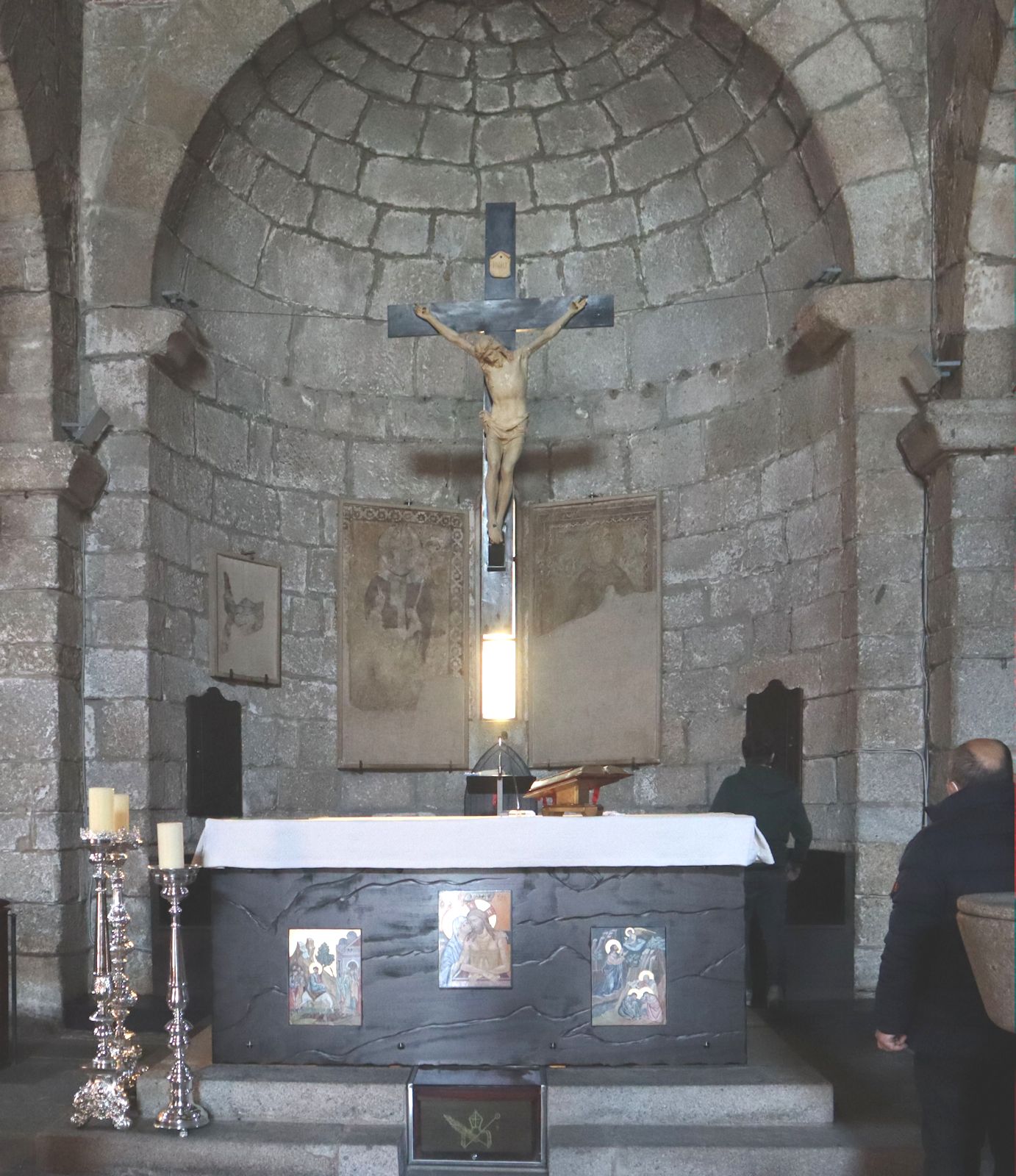 Altar und Reliquien in der Simplicius geweihten Basilika in Olbia